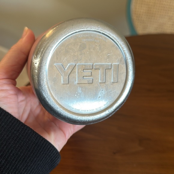 Yeti Rambler 26oz with chug cap Sandstone Pink - Picture 2 of 5